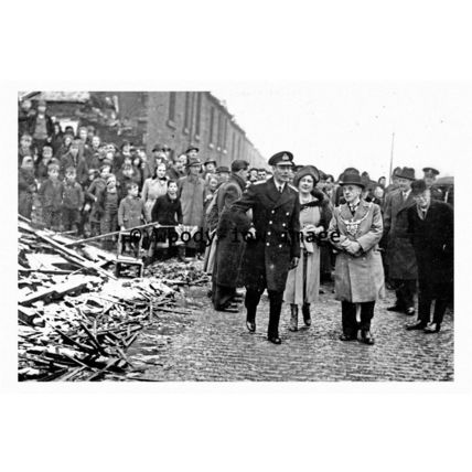 pu0101 - King George VI & Queen Elizabeth at Sheffield in 1941 - print 6x4