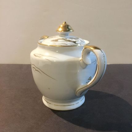 Kutani (KUT 295) Hand-Painted Gold on White Sugar Bowl & Lid
