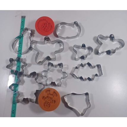 lot of 12 cookie cutters very good stars, gingerbread, bell etc