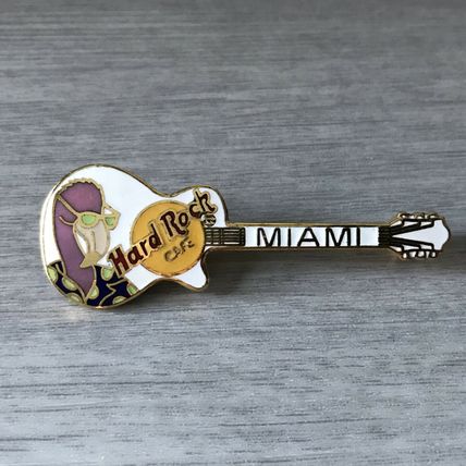 Hard Rock Cafe MIAMI Flamingo in BLUE SHIRT White GUITAR HRC PIN Badge