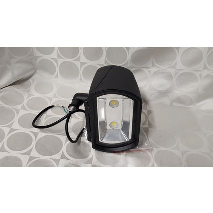 ILP outdoor LED floodlight fixture 52W 6800 lumens 9"x6" 120-277V BLACK