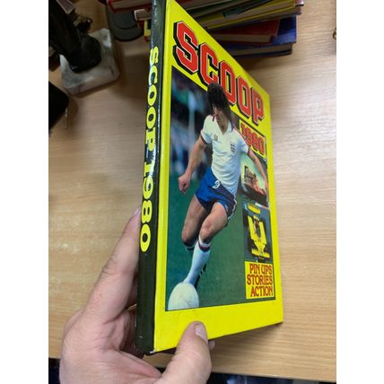 1979 "SCOOP 1980" UK FOOTBALL SOCCER ANNUAL HARDBACK BOOK (P4)