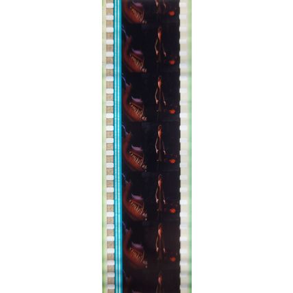 Pk KTQ - KIDS - MIX - b049W . 1 STRIP OF 5 - 35MM FILM CELLS. ( HTTYD )