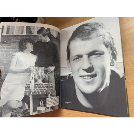 1967 "CHARLIE BUCHAN'S SOCCER GIFT BOOK 1967-68" FOOTBALL ANNUAL HB BOOK (P4)