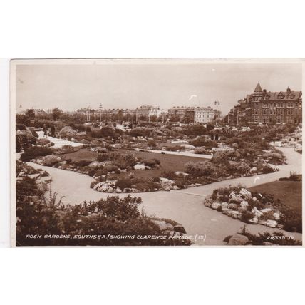 B940 SOUTHSEA - ROCK GARDENS SHOWING CLARENCE PARADE . RP POSTCARD