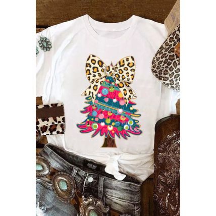 White Leopard Bow Décor Christmas Tree Graphic Crew Neck Tee