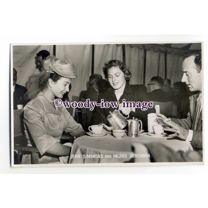 b4485 - Film Actress - Jean Simmons & Ingrid Bergman having tea - postcard
