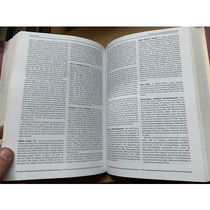 1993 THE CAMBRIDGE GUIDE TO LITERATURE IN ENGLISH HEAVY 2kg HARDBACK BOOK (P10)