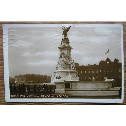 1924 postcard The Queen Victoria Memorial, London