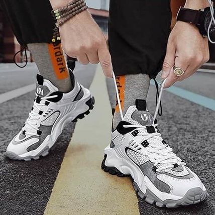 Round head color matching sports shoes