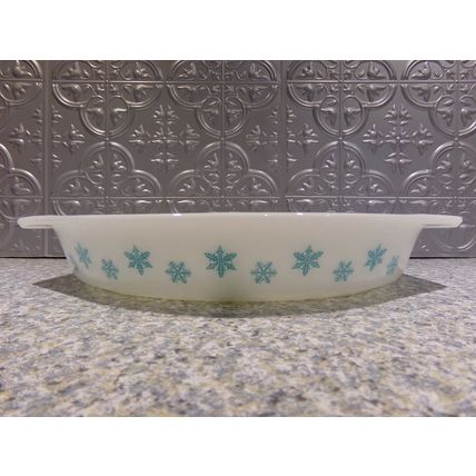 Pyrex Snowflake 1 1/2qt Oval Divided Serving Dish Turquoise on White