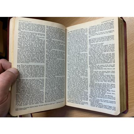 1979 "THE LIVING BIBLE" OLD & NEW TESTAMENTS USA RED FAUX LEATHER BOOK (P4)