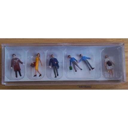 Preiser 14131 H0 In Front of a Hotel - 6 Figures - Like New