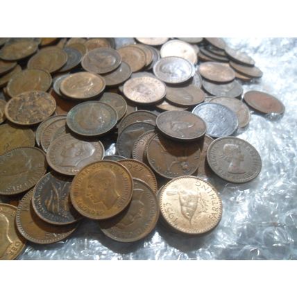 Bulk lot of Victoria to Elizabeth II farthings - over 260 coins.