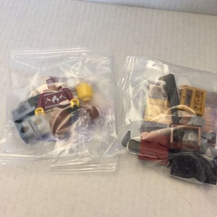 NEW Official Lego Holiday Snow Shoes Minifigure & Sled Mini set