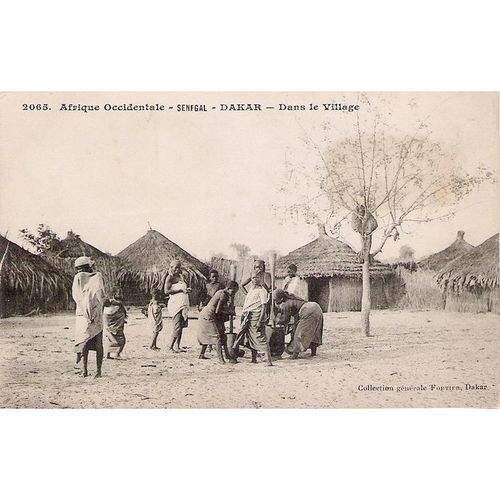 CARTE POSTALE - AFRIQUE NOIRE - DANS LE VILLAGE