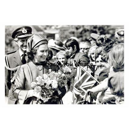 pu0097 - Queen Elizabeth meets RAF Families, Yorkshire - print 6x4