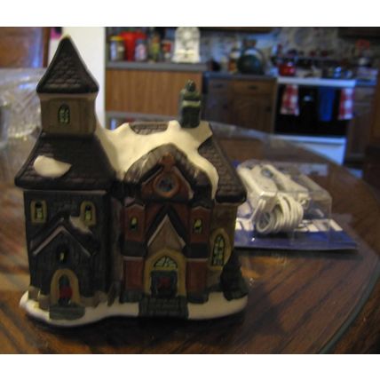 LIGHTED CHRISTMAS VILLAGE PORCELAIN SNOW CAP GREEN RUST CHURCH HOUSE LIGHT CORD