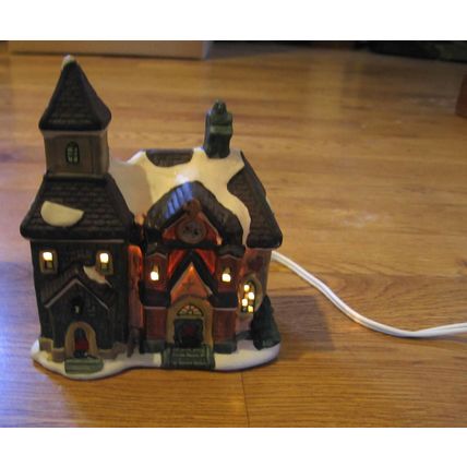 LIGHTED CHRISTMAS VILLAGE PORCELAIN SNOW CAP GREEN RUST CHURCH HOUSE LIGHT CORD