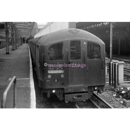 pu3197 - London Underground - Lt 1938 Stock, Drayton Park c1971 - print 6x4