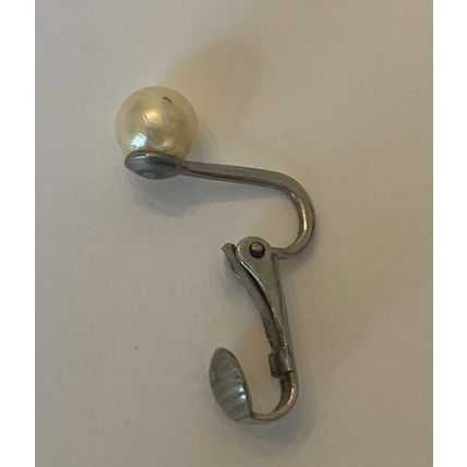 MARVELLA Signed Vintage Faux Pearl Clip Earring Gold Tone Metal Single Earring