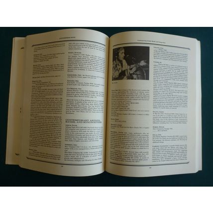 THE FOLK MUSIC SOURCEBOOK by Larry Sandberg & Dick Weissman - NM - Rev. Ed.