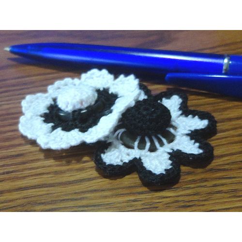 Button flowers #bf012 lot of 2 crochet decoration adornment embellishment motif
