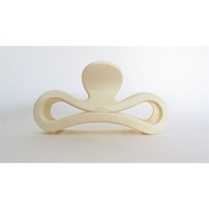 Long rounded vanilla blonde creme hair claw clip