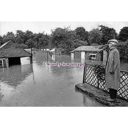 pu1963 - Yorks - Sheffield Floods in July 1973, a Gents Garden - print