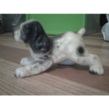 Figurine Spaniel looks ready to play very cute