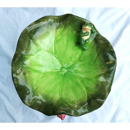 NEW BEAUTIFUL LGE CERAMIC LILY POND LEAF FRUIT BOWL WITH FROGS POND/LI FE STAND