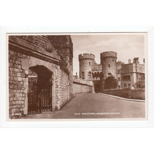Old Gateway Windsor Castle RP Postcard Berkshire G4826