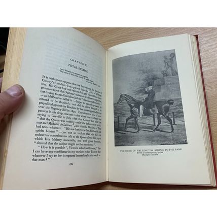 1942 DOROTHY MARGARET STUART "THE MOTHER OF VICTORIA" ILLUSTRATED HB BOOK (P4)