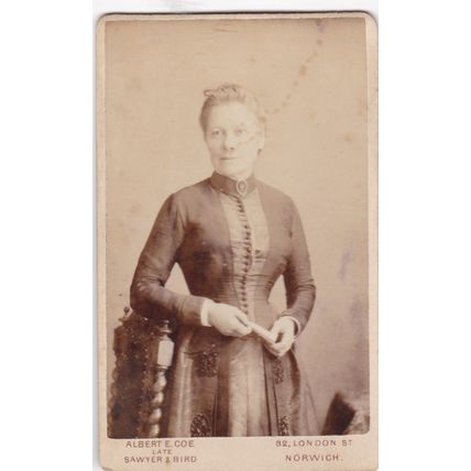 VICT. CDV PHOTO -LADY, BUTTONED DRESS/FASHION BY ALBERT COE, NORWICH