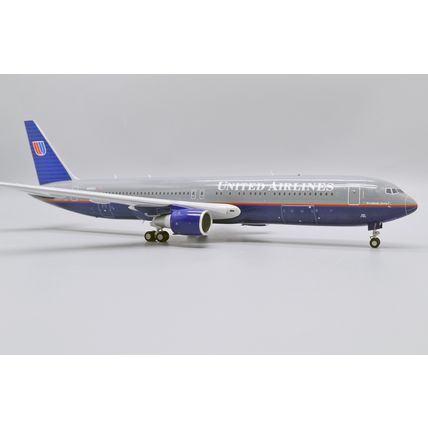 B767 UNITED AIRLINES "BATTLESHIP" REG:N666UA WITH STAND - JC WINGS XX20159 1/200
