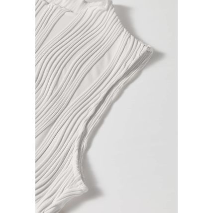 White Solid Color Wavy Textured Round Neck Tank Top