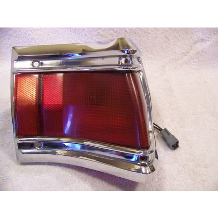 1971 PLYMOUTH CUSTOM SUBURBAN RH OUTER TAILLIGHT LENS & HOUSING STATION WAGON