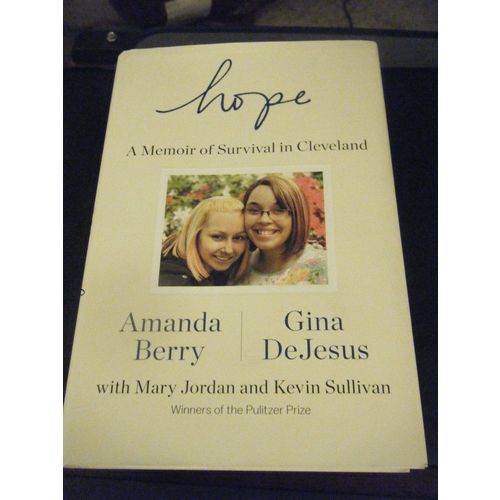 Hope: A Memoir of Survival in Cleveland - Amanda Berry & Gina DeJesus (HC, 2015)