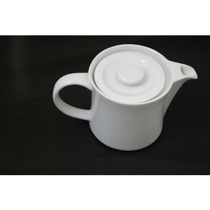 ITALIAN FINEST PORCELAIN MEDIUM SIZE WHITE TEAPOT MICROWAVE & DISHWASHER SAFE