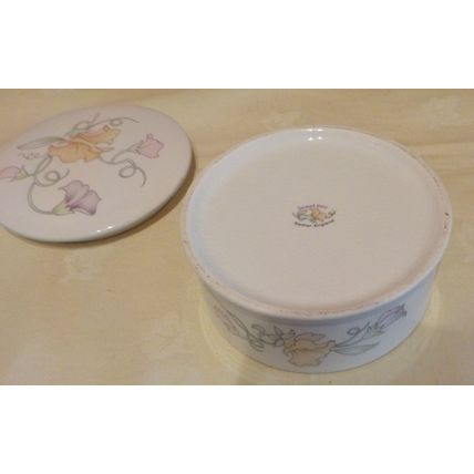 Ceramic Lidded Trinket Pot by Saddler Sweet Pea (approx 9.5cm dia x 4cm high)
