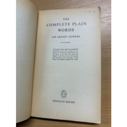 1967 SIR ERNEST GOWERS "THE COMPLETE PLAIN WORDS" LANGUAGE PAPERBACK BOOK (P2)