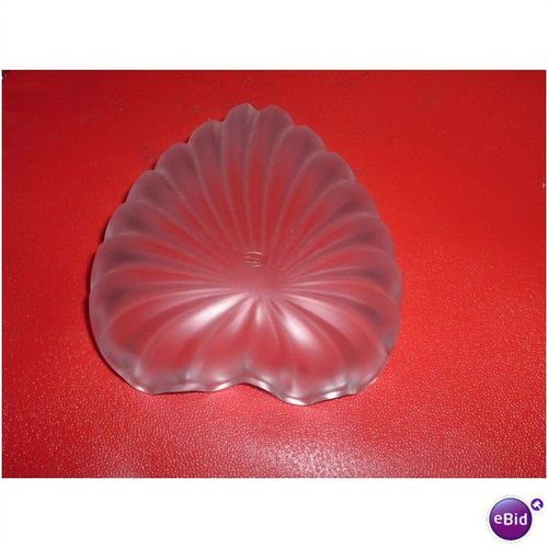 MALTESE OPAQUE GLASS SCALLOP SHAPE TRINKET DISH (03/01)