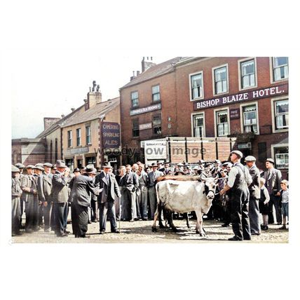 ptc6084 - Yorks - Early view, Richmond Cattle Market & Hotel c1945 - print 6x4