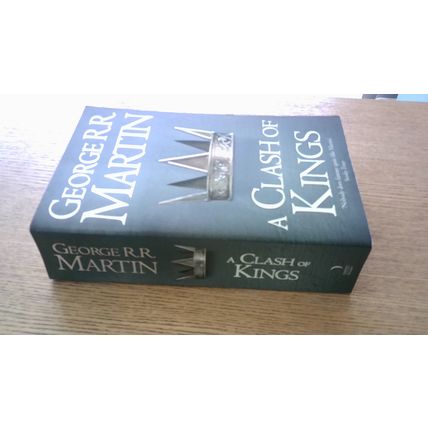 A CLASH OF KINGS. George R.R. Martin (Paperback) Harper Collins (2011)
