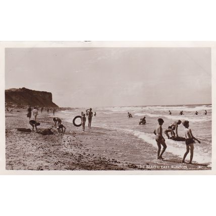B969 EAST RUNTON - THE BEACH. RP POSTCARD