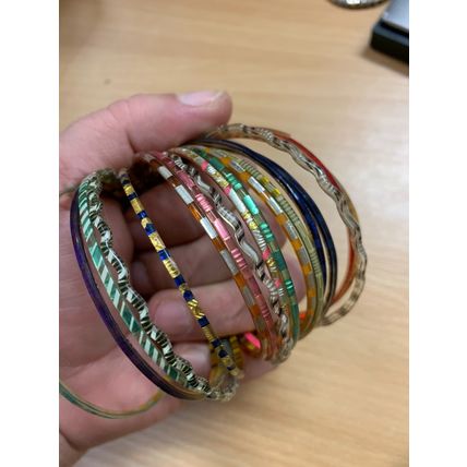 17 x VINTAGE MULTICOLOURED PLASTIC BANGLES BRACELETS 15 GRAMS 7cm WIDE (P3)