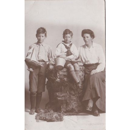 ED 217 MRS DEACON WITH STANLEY AND GEORGE AND TOY YACHT. BUCKET AND SPADE 1918