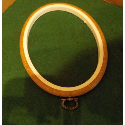1 x Plastic Oval Embroidery Frame (9cm x 14cm)
