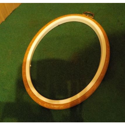 1 x Plastic Oval Embroidery Frame (9cm x 14cm)