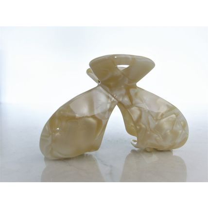 Shimmering marbled vanilla blonde white arc hair claw clip